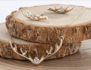 Ladies 10KT Antlers Necklace Canadian Diamond (0.04TDW)